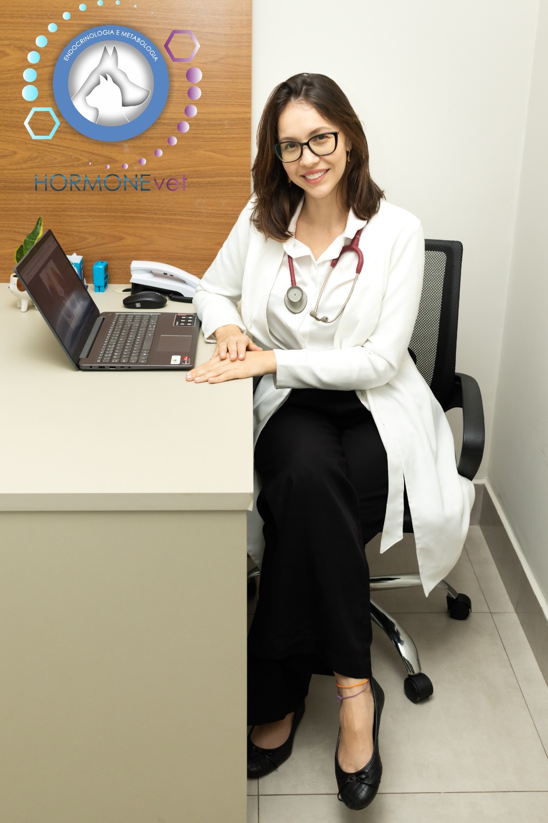 Dra. Paula em seu consultório