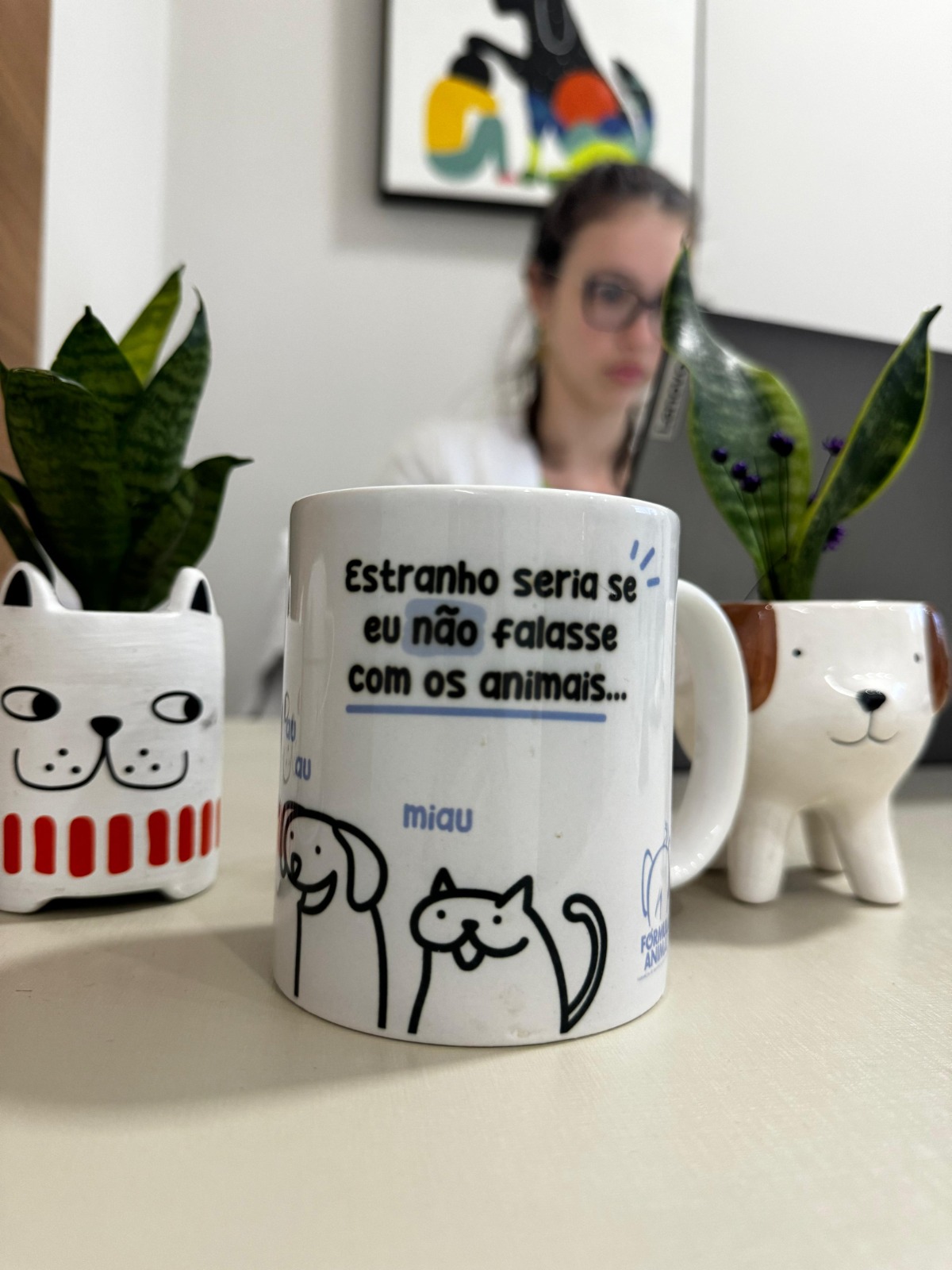 Detalhes do consultório com a Dra. Paula ao fundo